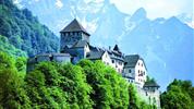 Ze subtropického Švýcarska k vrcholům 4tisícovek s jízdou Bernina Express - Hrad Vaduz
