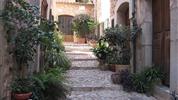 Mallorca s turistikou - nedotčená příroda a tradiční architektura