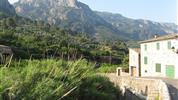 Mallorca s turistikou - nedotčená příroda a tradiční architektura