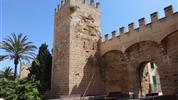 Mallorca s turistikou - nedotčená příroda a tradiční architektura