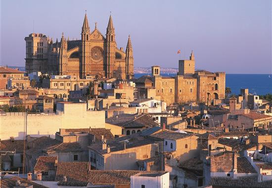 Mallorca s turistikou - nedotčená příroda a tradiční architektura