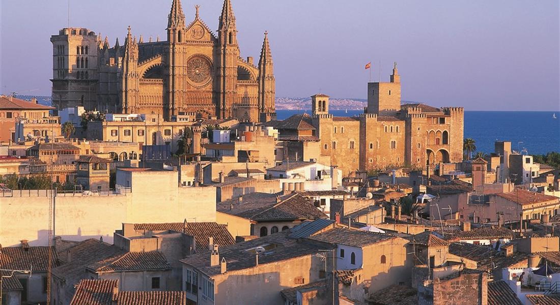 Mallorca s turistikou - nedotčená příroda a tradiční architektura