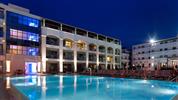 Albatros Spa & Resort - večerní pohled na bazén