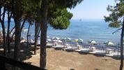 Castello Beach - pláž s posezením a slunečníky