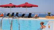 Tsamis Zante Hotel & Spa - bazén s lehátky a slunečníky