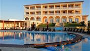 Tsamis Zante Hotel & Spa - budova hotelu s bazénem a lehátky