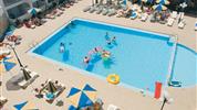 Planos - hotelový bazén s lehátky