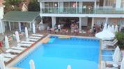 Clover Magic Altinkum Park - pohled na bazén s lehátky a slunečníky