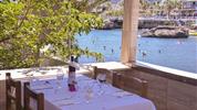 Eri Beach & Village - romantický výhled na moře z restaurace