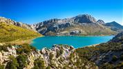 Mallorca s turistikou - nedotčená příroda a tradiční architektura