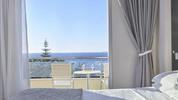 Ammos Resort - prostorná terasa s posezením a výhledem