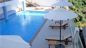 Semiramis City - bazén s lehátky a slunečníky