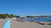 Evita Resort - pláž s lehátky a slunečníky