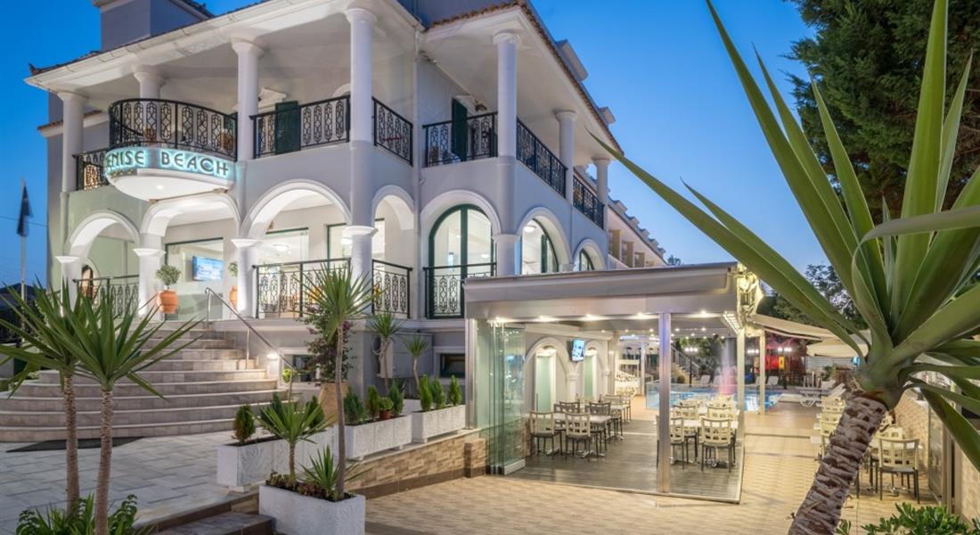 Denise Beach - vchod do hotelu