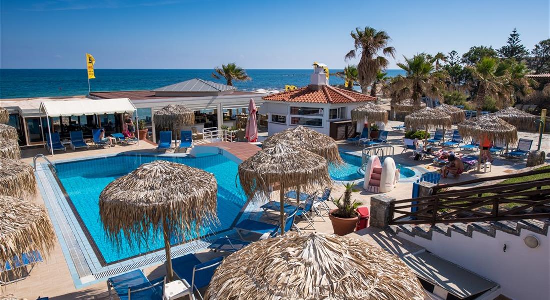 Aeolos Beach - slunečníky a bar u bazénu