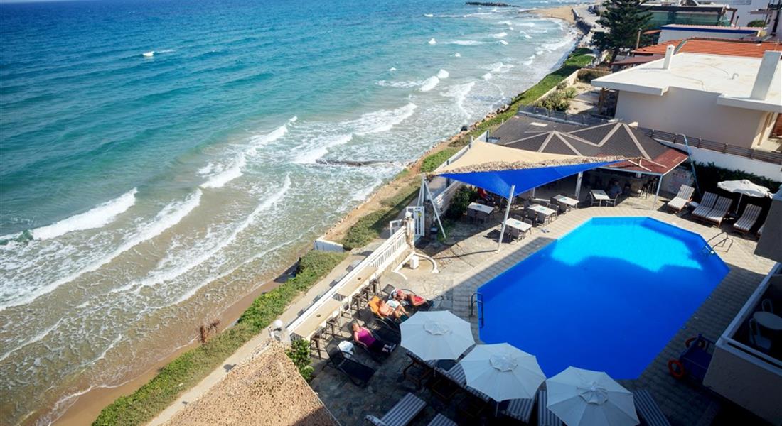Sunset Beach - bazén se slunečníky a pláž