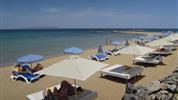 Arina Beach Resort - lehátka a slunečníky na pláži