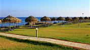 All Senses Nautica Blue Exclusive Resort & Spa - lehátka a slunečníky u moře