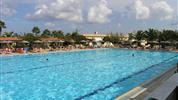 Eurovillage Achilleas - venkovní prostorný bazén s lehátky a slunečníky zdarma