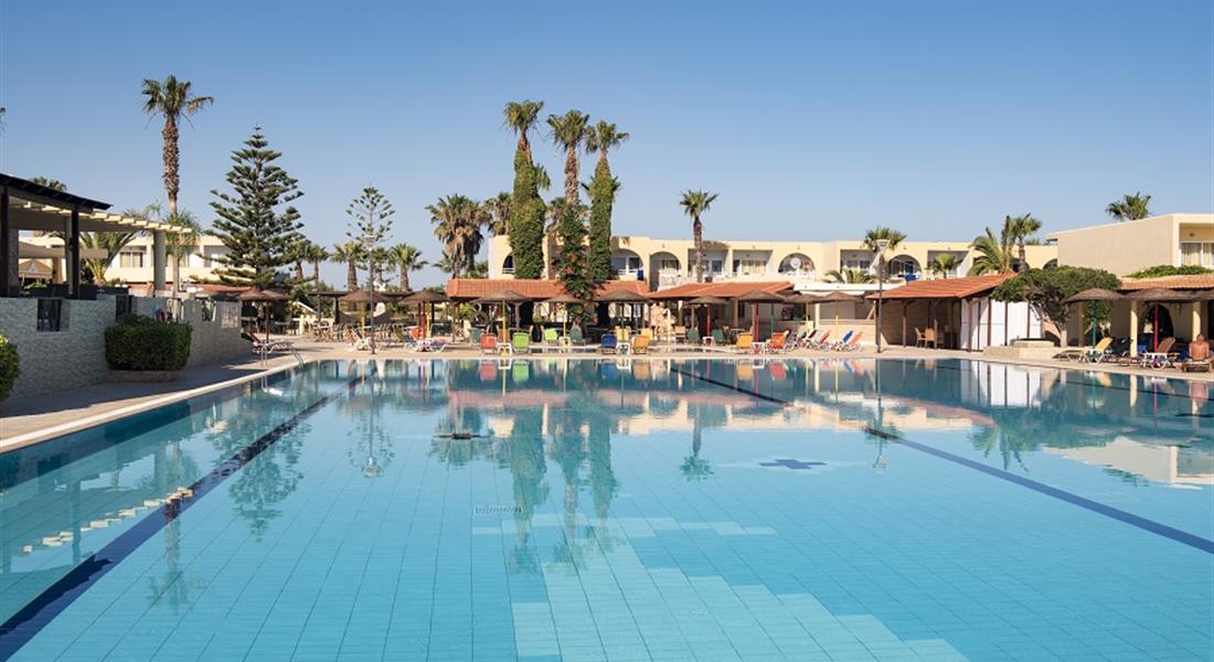 Eurovillage Achilleas - velký bazén s průzračnou vodou