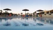 Eurovillage Achilleas - bazén s lehátky a slunečníky