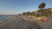 Eurovillage Achilleas - večerní pláž se slunečníky a lehátky