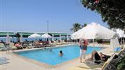 Altinkum Beach - bazén s lehátky a slunečníky