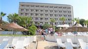 Anitas - budova hotelu s lehátky