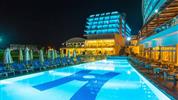 Kahya Resort Aqua & Spa - noční pohled na osvětlený bazén s lehátky a slunečníky