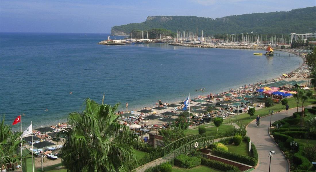 Kemer - Turecko a letovisko Kemer má upravené pobřeží, pláže vedou do centra až k půvabnému přístavišti.