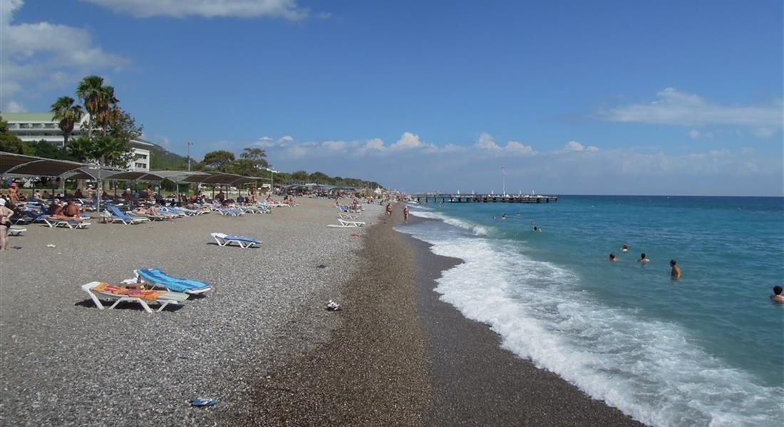 Kemer - Turecko a pláž v letovisku Kemer je převážně písečno-oblázková a krásně udržovaná.