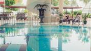 L’Ancora Beach - bazén s lehátky a možností odpočinku