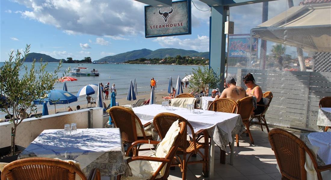 Zakynthos - Ostrov Zakynthos_letovisko Laganas_výborná taverna u moře_na pláži_Thasos.