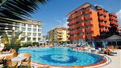 Kahya - areál hotelu a bazén se slunečníky a lehátky