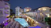 Merve Sun & Spa - noční pohled na areál hotelu