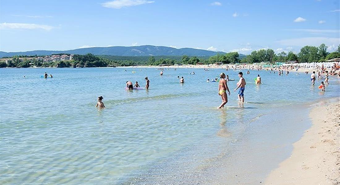 Primorsko - Bulharsko_Kiten nabízí písečné pláže a mírný vstup do moře.
