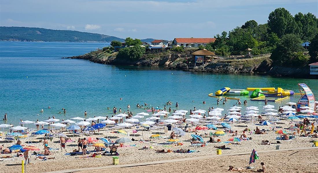 Primorsko - Bulharsko_Kiten_písečné pláže a připravené slunečníky a vodní sporty.