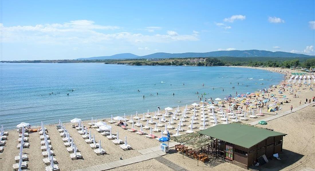 Primorsko - Bulharsko_Kiten_písečné pláže a připravené slunečníky.