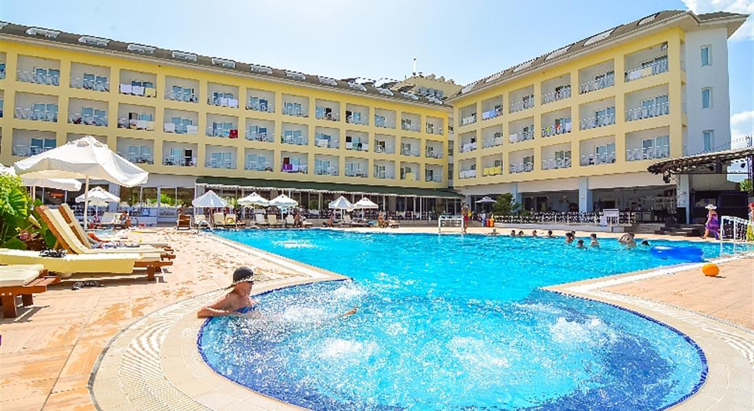 Pine House - v areálu hotelu jsou k dispozici dva bazény