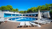Water Planet Delux & Aquapark - lehátka a slunečníky u bazénu