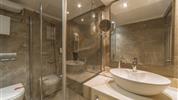 Club Turan Prince World - koupelna se sprchovým koutem